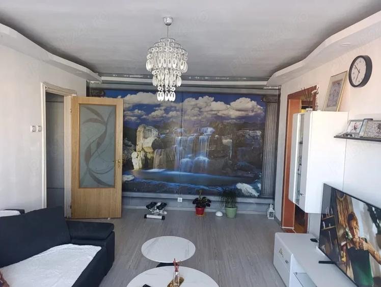 Apartament cu 3 camere semidecomandat în Titan