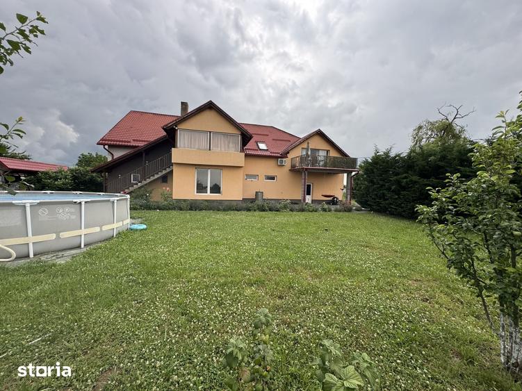 Teren de 4600 mp, în Acățari