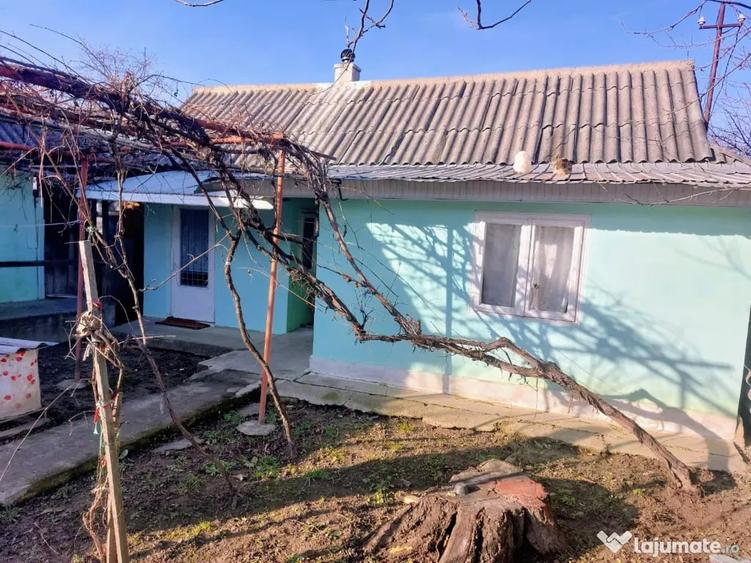 Casă cu 3 camere în Miroslovești