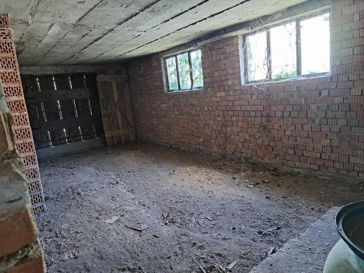 Casă cu 9 camere cu Teren 2375 Mp în Central