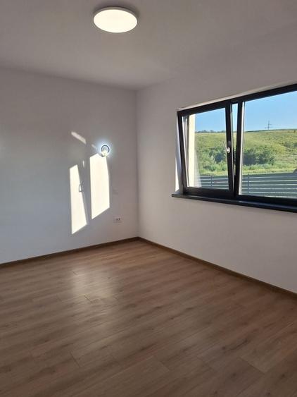 Casă cu 4 camere decomandat în Curtești