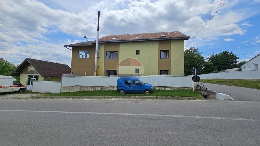 Casă individuală cu 9 camere cu Teren 900 Mp în Central