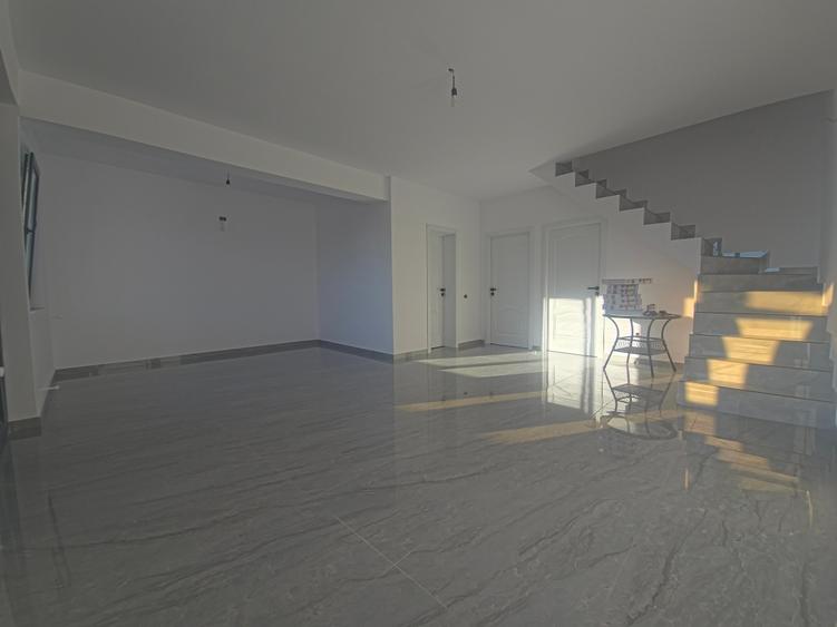 Casă cu 5 camere cu Teren 210 Mp în Valu lui Traian