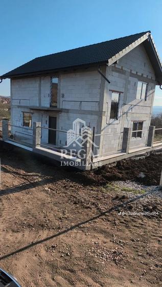 Casă individuală cu 4 camere cu Canalizare în Periferie