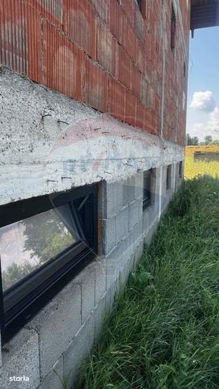 Casă cu 4 camere în Costâna