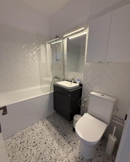 Apartament cu 3 camere semidecomandat, mobilat în P-ța Romană