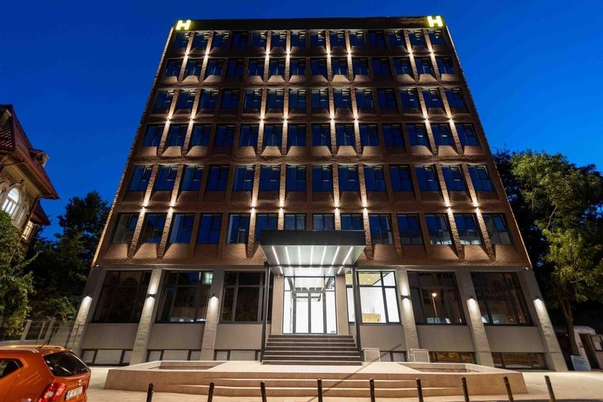 Birou, de 6,800 mp, în Universitate