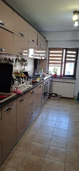 Apartament cu 3 camere decomandat în Tei