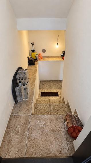 Casă individuală cu 6 camere cu Canalizare în Central