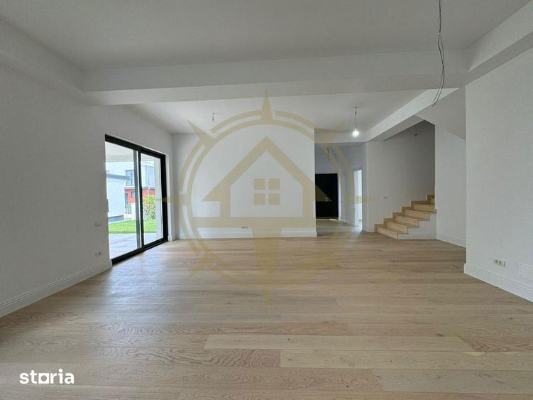 Casă cu 9 camere cu Teren 400 Mp în Corbeanca