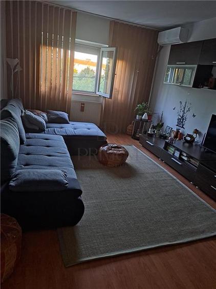 Apartament cu 3 camere decomandat în Lipovei
