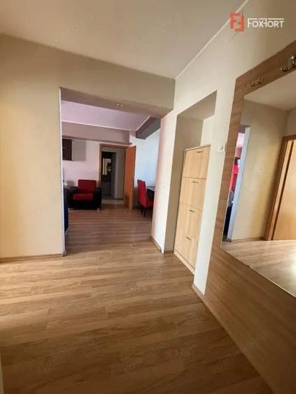 Apartament cu 4 camere semidecomandat, mobilat în Circumvalațiunii
