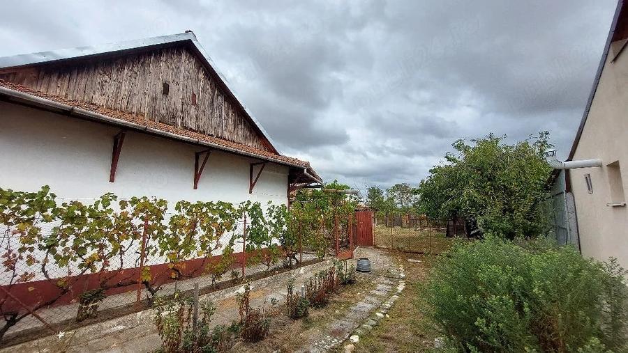 Casă cu 2 camere cu Teren 1292 Mp în Tormac