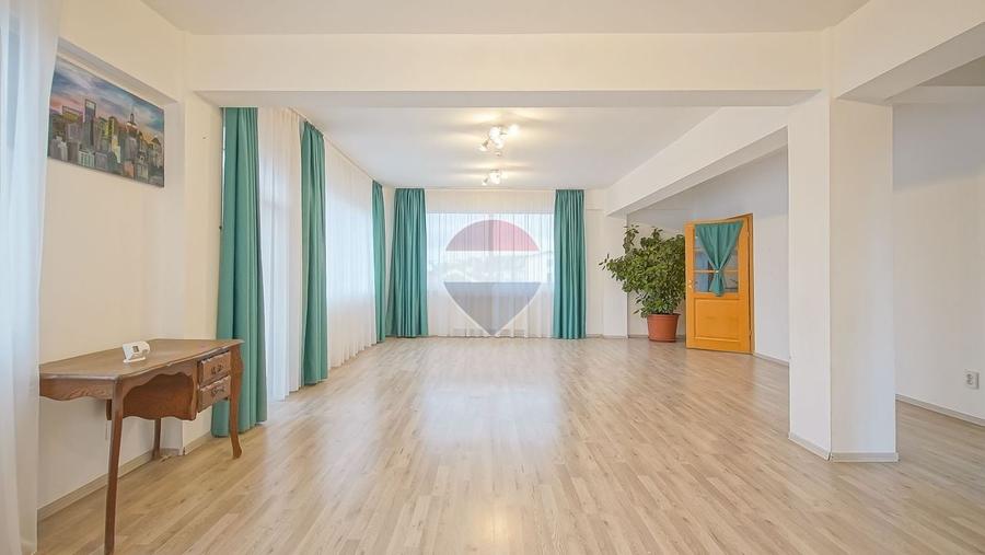 Casă individuală cu 6 camere cu Teren 300 Mp în Blumăna