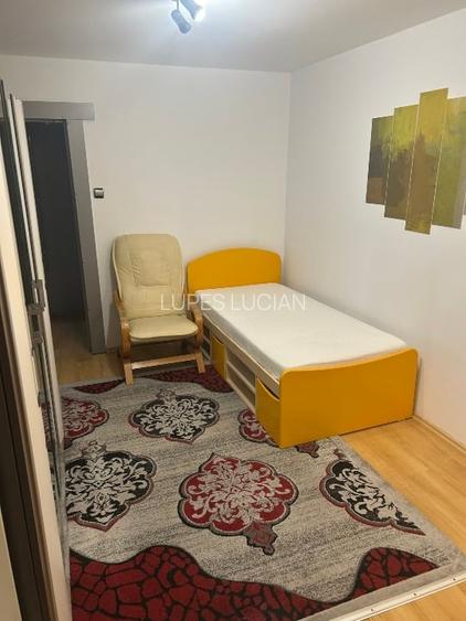 Ofer spre inchiriere apartament cu 3 camere decomandate in Bacau