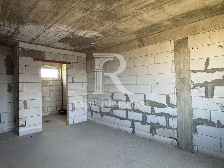 Duplex cu 8 camere cu Canalizare în Periferie
