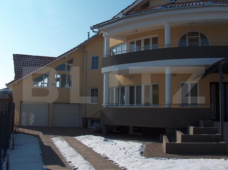 Casă individuală cu 8 camere cu Piscina în Micro 1