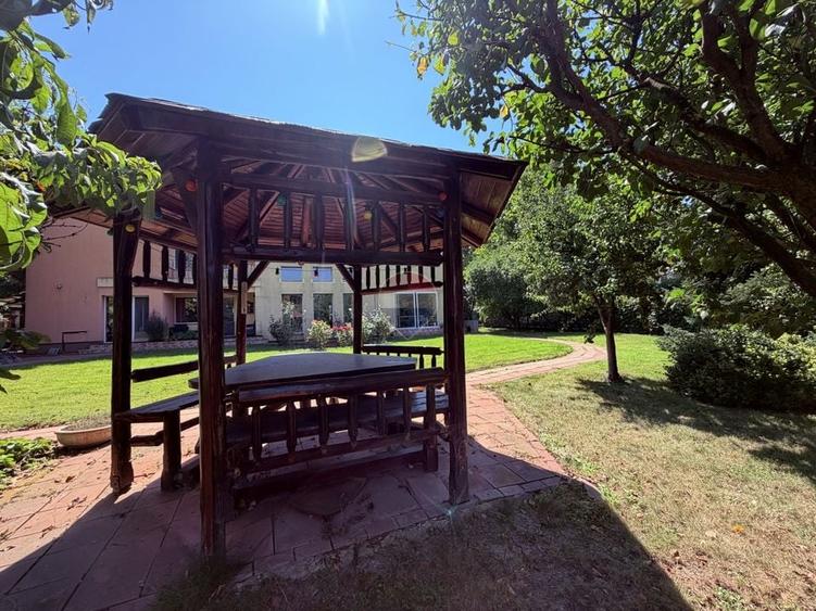 Casă individuală cu 8 camere cu Teren 1947 Mp în Corbeanca