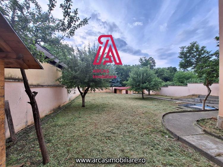 Casă individuală cu 9 camere cu Canalizare în Sub Arini