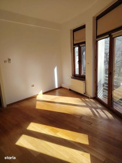 Apartament cu 4 camere decomandat în Calea Victoriei