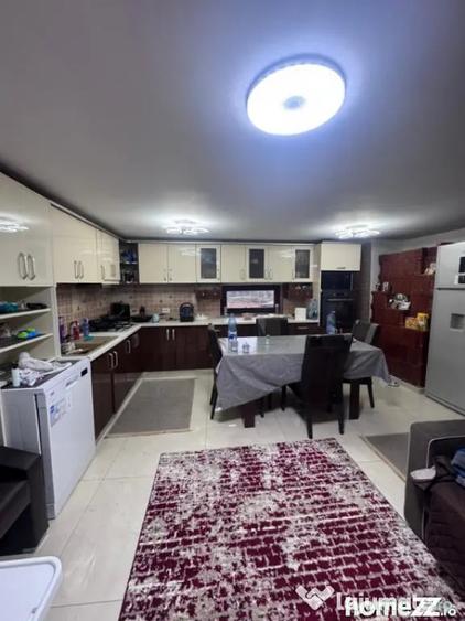 Casă cu 7 camere cu Teren 400 Mp în Central