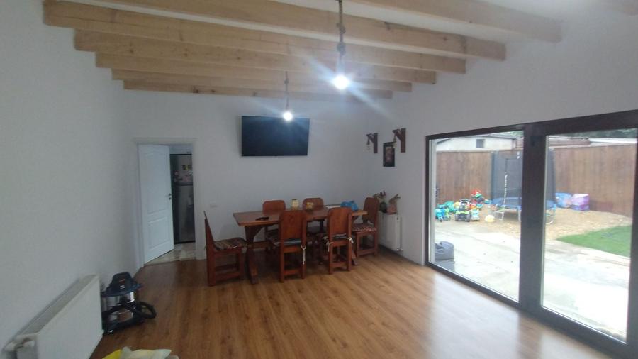 Casă individuală cu 5 camere cu Canalizare în Coiciu