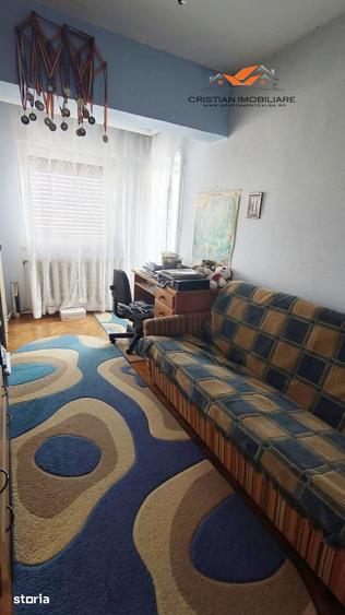 Apartament cu 3 camere decomandat în Cetate