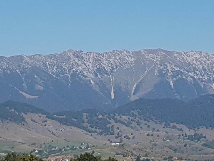 Teren intravilan de 3400 mp, în Fundata