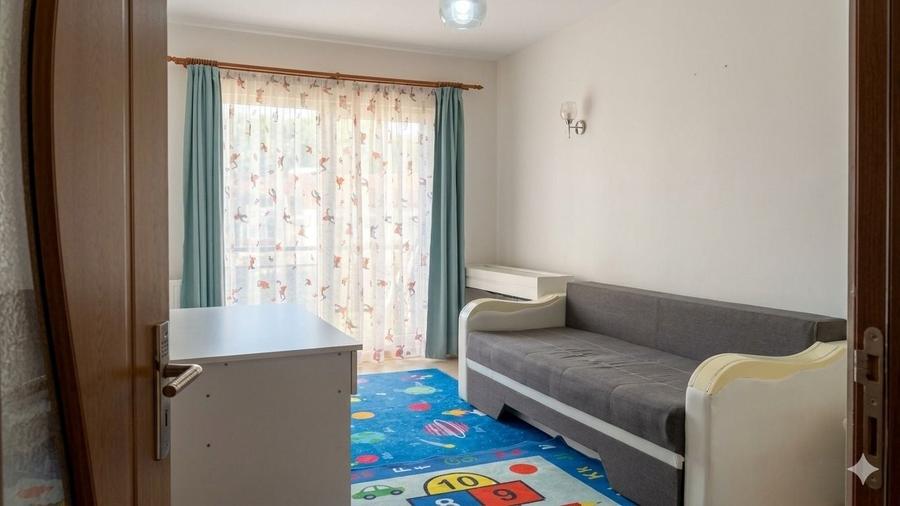 Apartament cu 3 camere semidecomandat în Florești