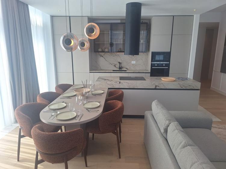 Penthouse cu 4 camere semidecomandat în 13 Septembrie
