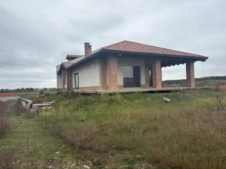 Casă cu 10 camere cu Canalizare în Central