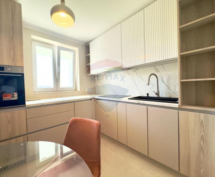 Apartament cu 3 camere semidecomandat, mobilat în Dacia