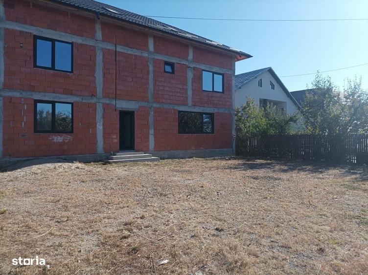 Casă cu 4 camere decomandat în Ghioșești