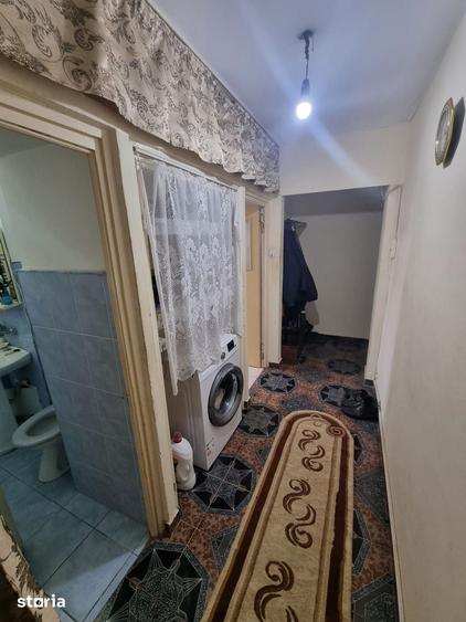 Apartament cu 3 camere semidecomandat în Km 4