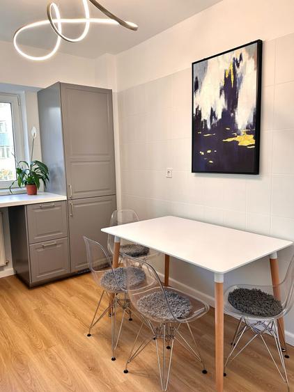 Apartament cu 3 camere semidecomandat în P-ța Victoriei