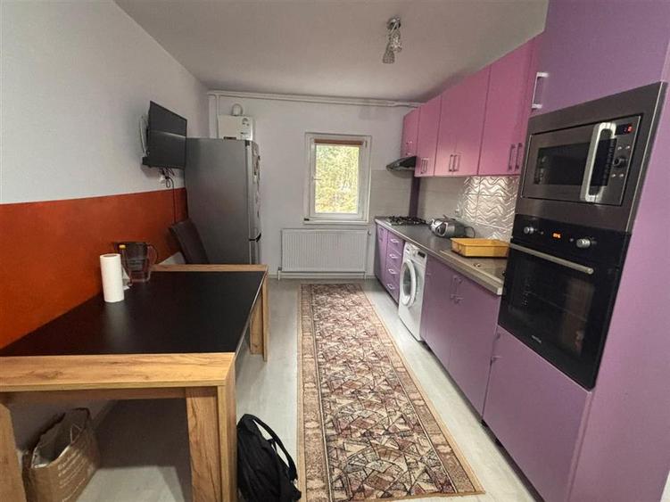 Apartament cu 3 camere decomandat în Calea București