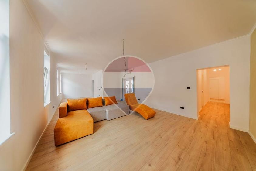 Casă individuală cu 5 camere cu Teren 403 Mp în Central