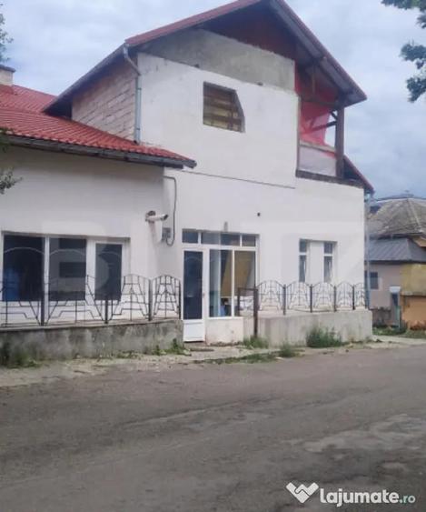 Casă cu 7 camere cu Teren 100 Mp în Central