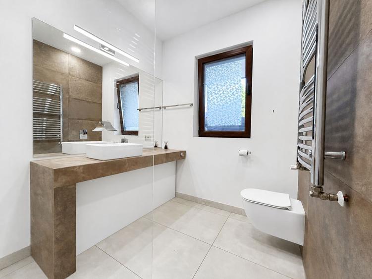Casă individuală cu 7 camere cu Piscina în Iancu Nicolae