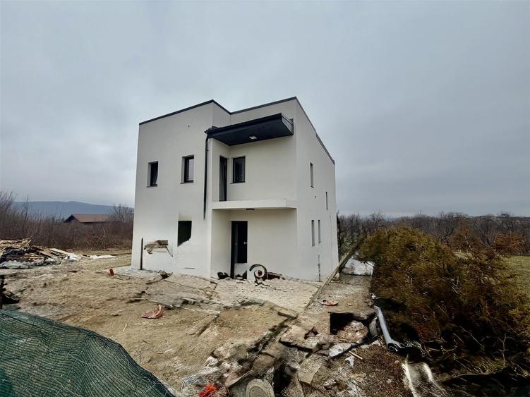 Casă cu 4 camere decomandat cu Teren 500 Mp în Bârnova