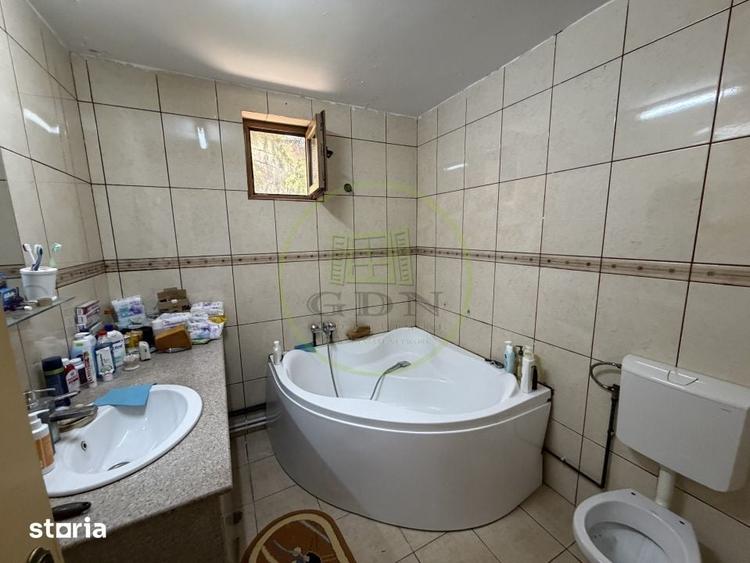 Casă cu 8 camere cu Teren 1787 Mp în Mofleni