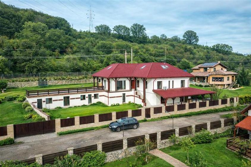 Casă individuală cu 8 camere cu Teren 1348 Mp în Simeria