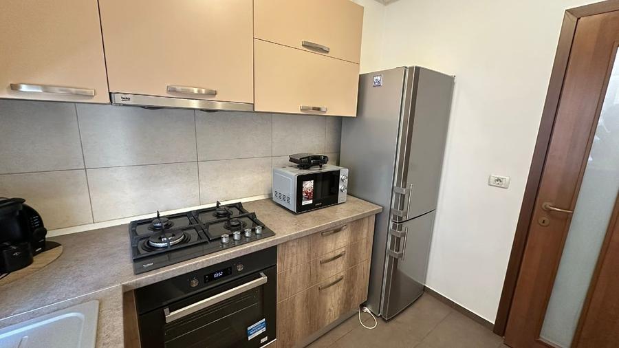 Apartament cu 3 camere decomandat, mobilat în Păcii
