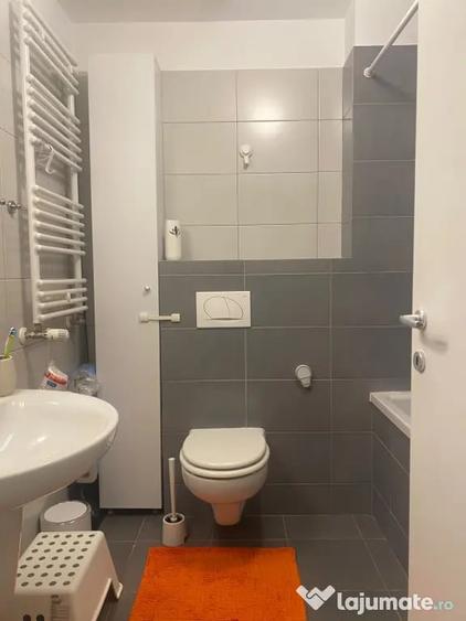 Apartament cu 3 camere semidecomandat în Băneasa