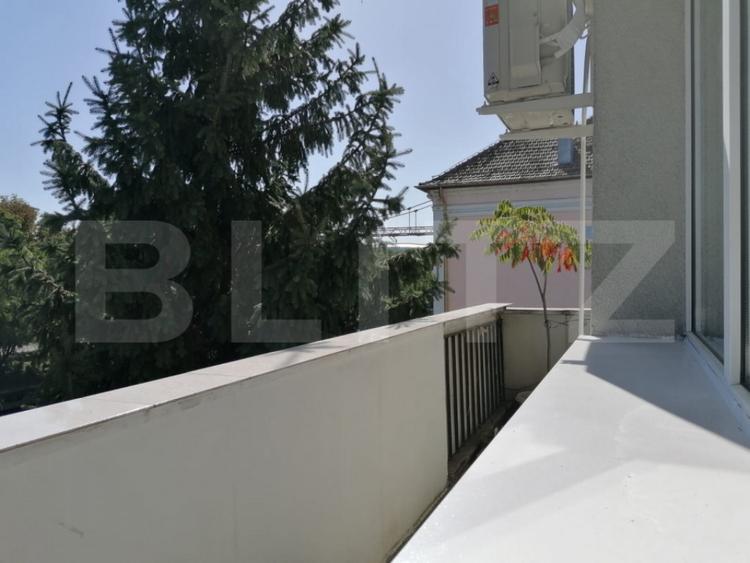 Apartament cu 3 camere semidecomandat, mobilat în Central