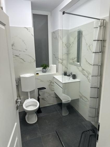 Apartament cu 3 camere semidecomandat, mobilat în Lipscani