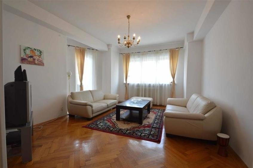 Apartament cu 5 camere decomandat, mobilat în Magheru