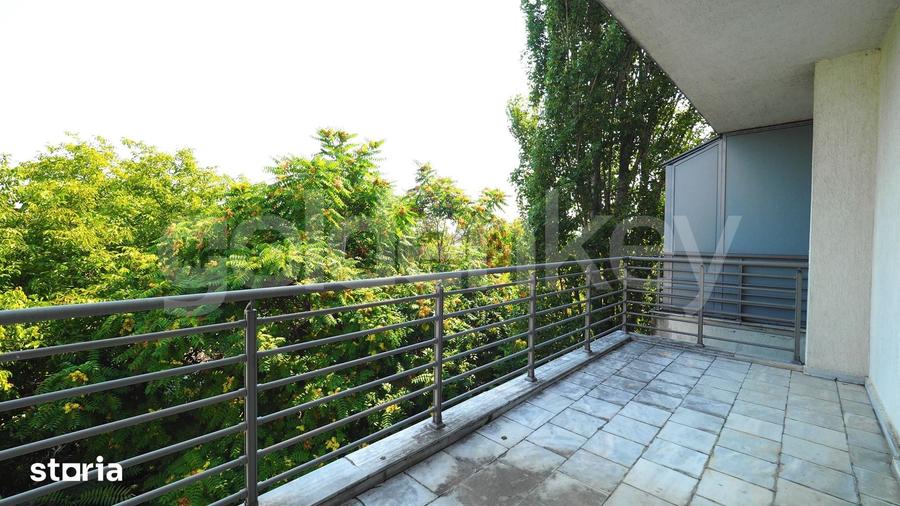 Casă cu 5 camere cu Teren 200 Mp în Băneasa