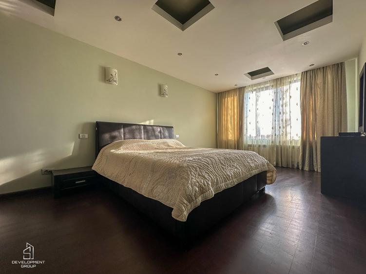 Duplex cu 11 camere cu Garaj în Central