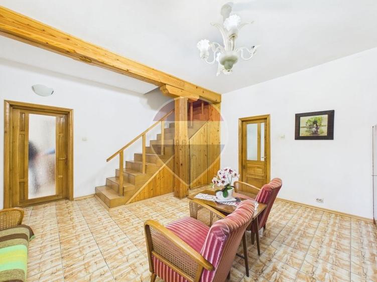 Casă individuală cu 6 camere cu Teren 2208.6398925781 Mp în Breaza de Jos
